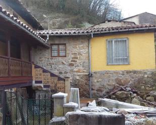 Vista exterior de Casa adosada en venda en Teverga amb Balcó