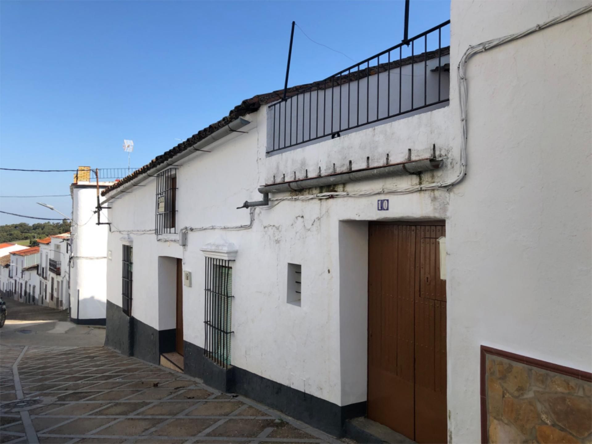 Vista exterior de Casa adosada en venda en Fuentes de León amb Terrassa