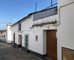 Vista exterior de Casa adosada en venda en Fuentes de León amb Terrassa