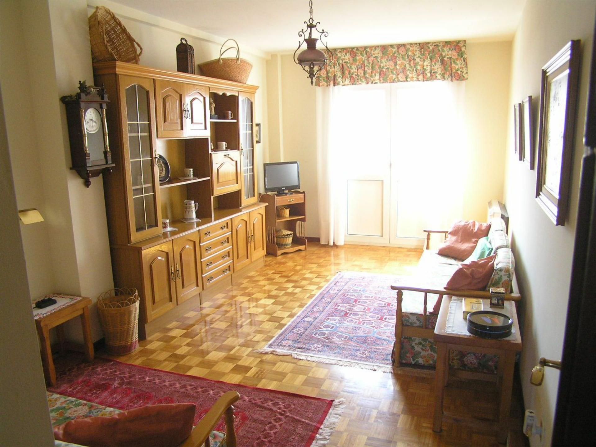 Sala d'estar de Pis en venda en El Franco  amb Calefacció, Jardí privat i Parquet