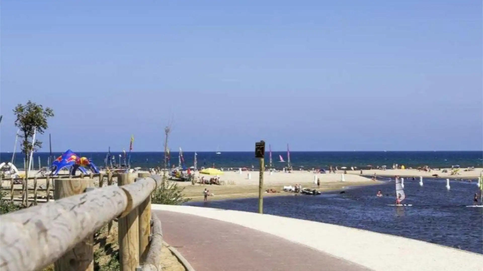 Vista exterior de Piso en venta en Empuriabrava con Amueblado, Parking comunitario y Balcón