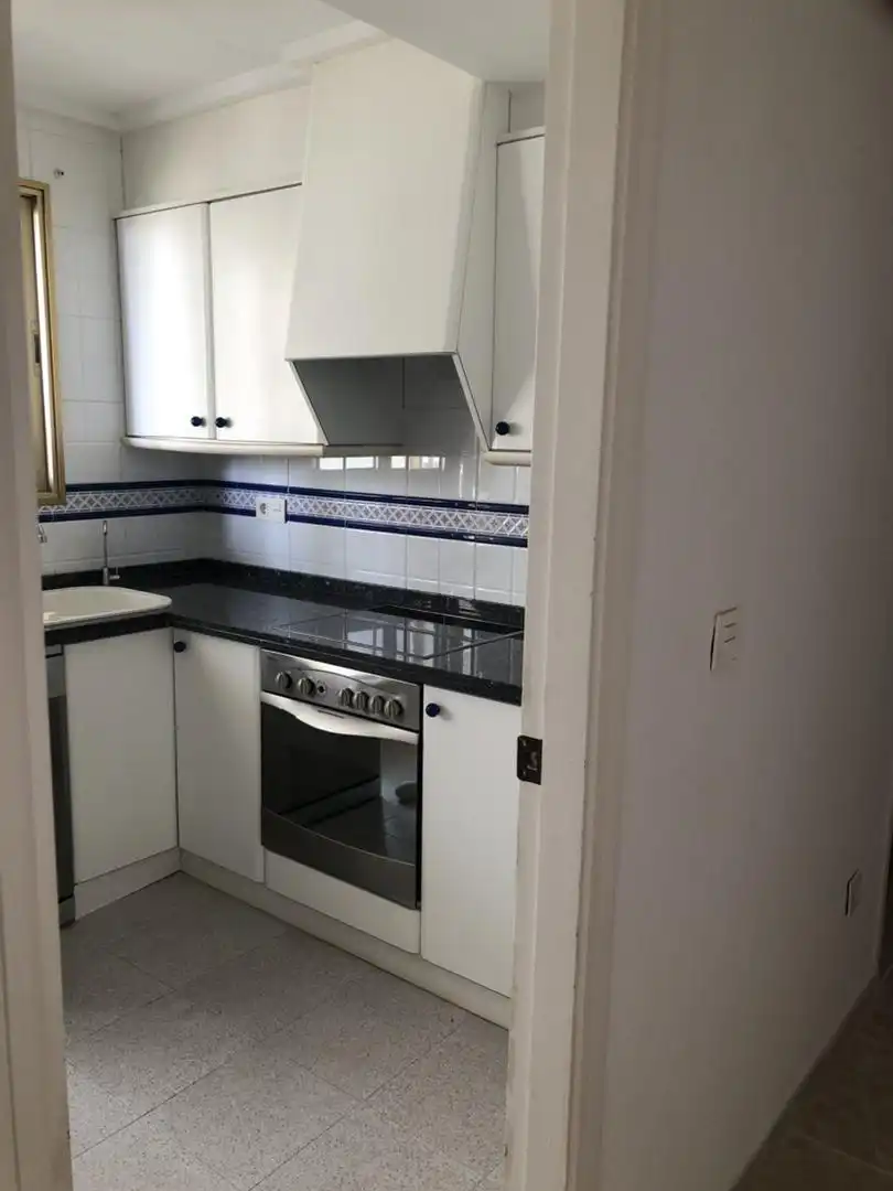 Apartamento de alquiler en Carrer Doctor Severo Ochoa, 1, Playa Muchavista Cocina de Apartamento de alquiler en El Campello con Aire acondicionado, Piscina y Amueblado