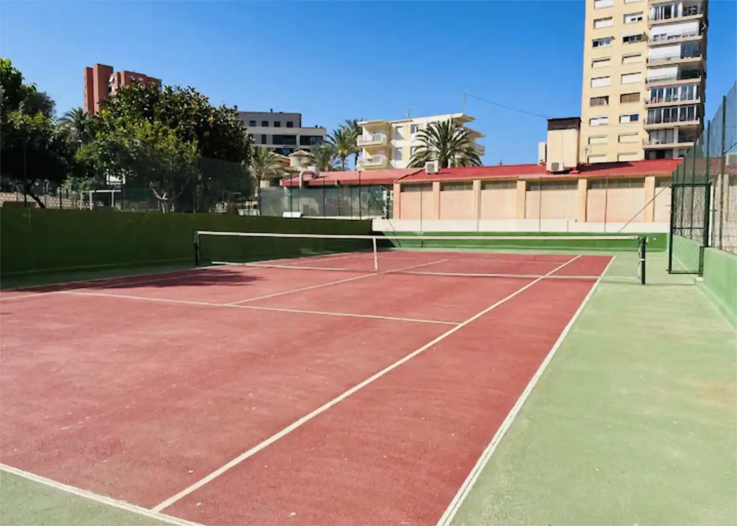 Apartamento de alquiler en Carrer Doctor Severo Ochoa, 1, Playa Muchavista Vista exterior de Apartamento de alquiler en El Campello con Aire acondicionado, Piscina y Amueblado
