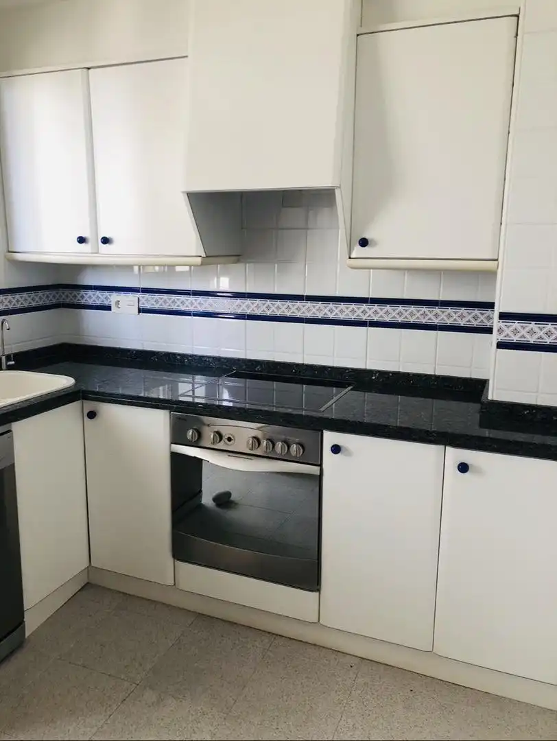 Apartamento de alquiler en Carrer Doctor Severo Ochoa, 1, Playa Muchavista Cocina de Apartamento de alquiler en El Campello con Aire acondicionado, Piscina y Amueblado