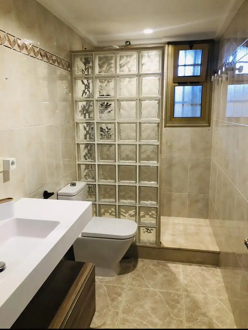 Apartamento de alquiler en Carrer Doctor Severo Ochoa, 1, Playa Muchavista Baño de Apartamento de alquiler en El Campello con Aire acondicionado, Piscina y Amueblado