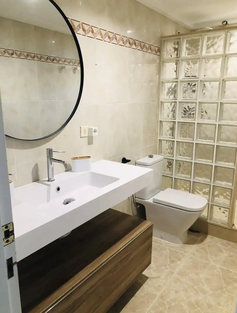 Apartamento de alquiler en Carrer Doctor Severo Ochoa, 1, Playa Muchavista Baño de Apartamento de alquiler en El Campello con Aire acondicionado, Piscina y Amueblado