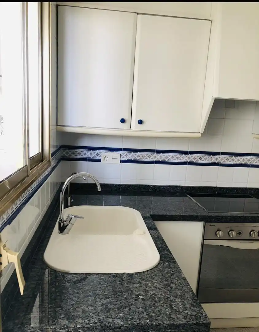Apartamento de alquiler en Carrer Doctor Severo Ochoa, 1, Playa Muchavista Cocina de Apartamento de alquiler en El Campello con Aire acondicionado, Piscina y Amueblado