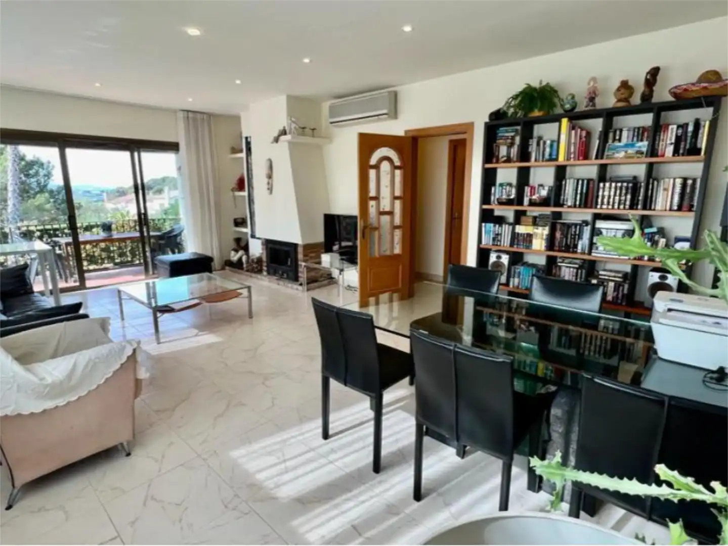Pis en venda a Avinguda Volendam, 60, Torre Vella - Torre Gran - Les Dunes Sala d'estar de Pis en venda en L'Estartit amb Aire condicionat, Calefacció i Jardí privat