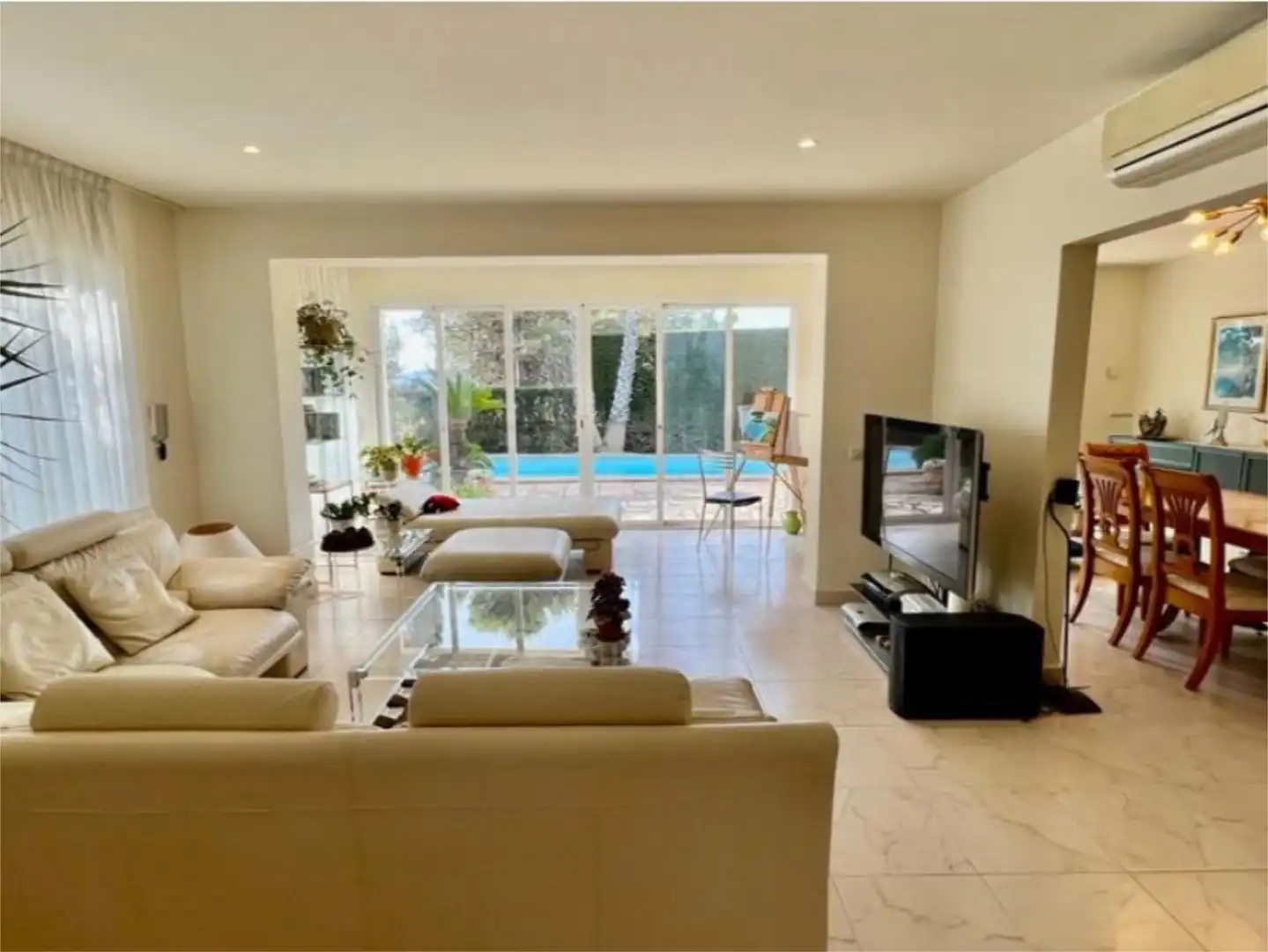 Pis en venda a Avinguda Volendam, 60, Torre Vella - Torre Gran - Les Dunes Sala d'estar de Pis en venda en L'Estartit amb Aire condicionat, Calefacció i Jardí privat