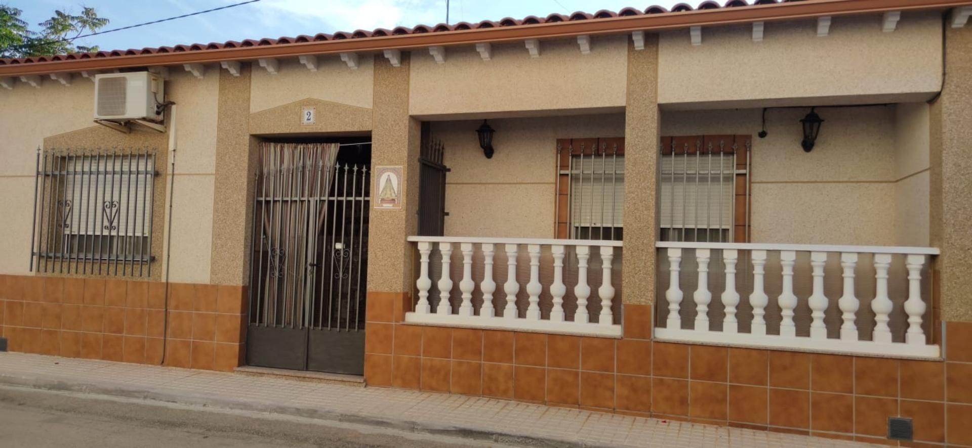 Exterior view of House or chalet for sale in Lillo  with Air Conditioner and Terrace