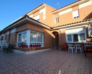 Vista exterior de Casa o xalet en venda en Casarrubuelos amb Aire condicionat i Terrassa