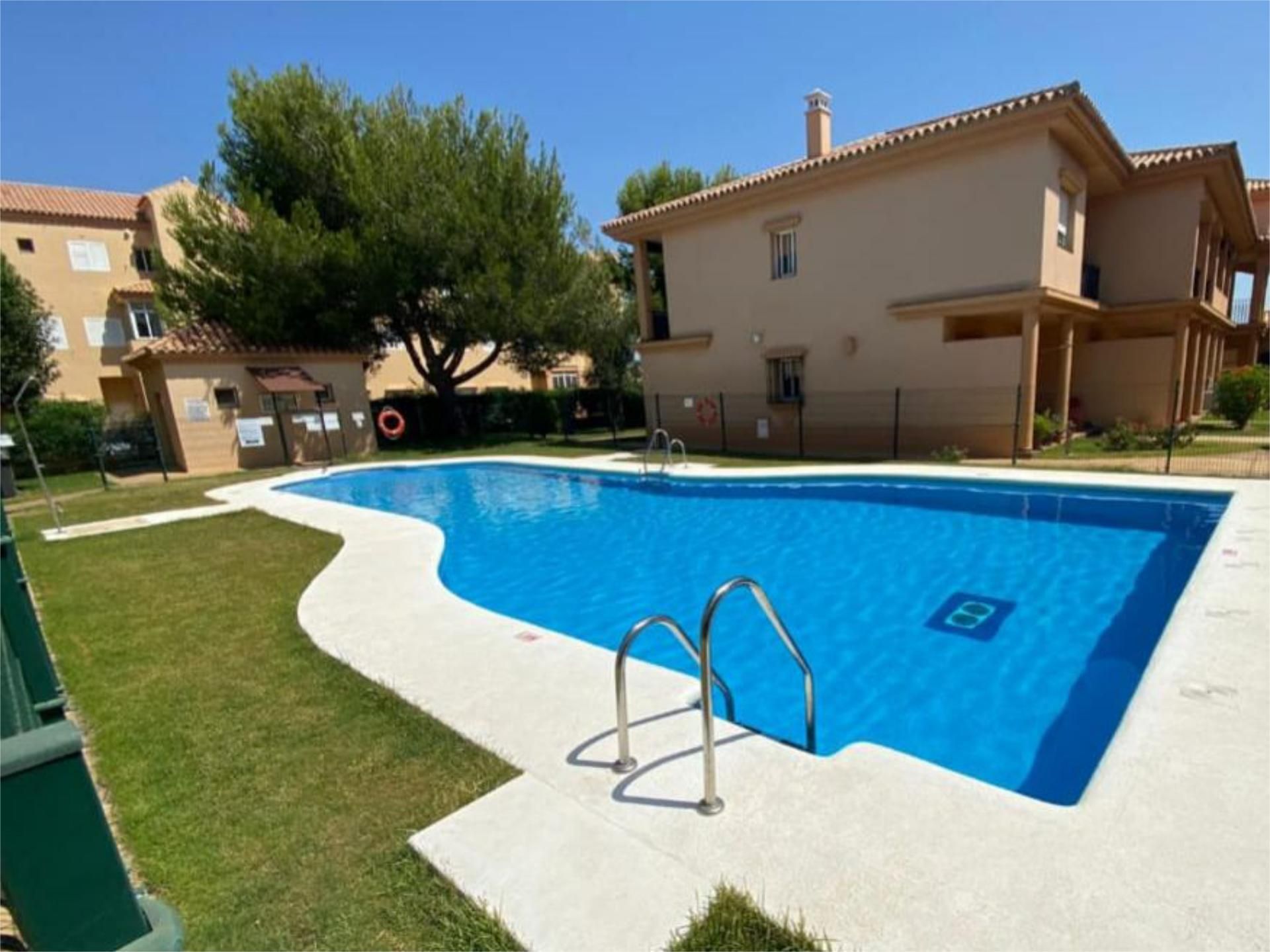 Piscina de Apartament de lloguer en Chiclana de la Frontera amb Aire condicionat, Calefacció i Jardí privat