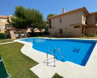 Piscina de Apartament de lloguer en Chiclana de la Frontera amb Aire condicionat, Terrassa i Piscina