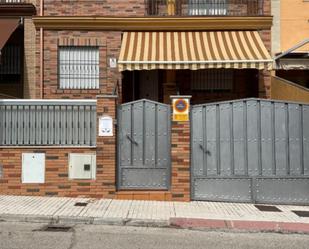 Vista exterior de Casa adosada en venda en Linares amb Aire condicionat, Terrassa i Balcó