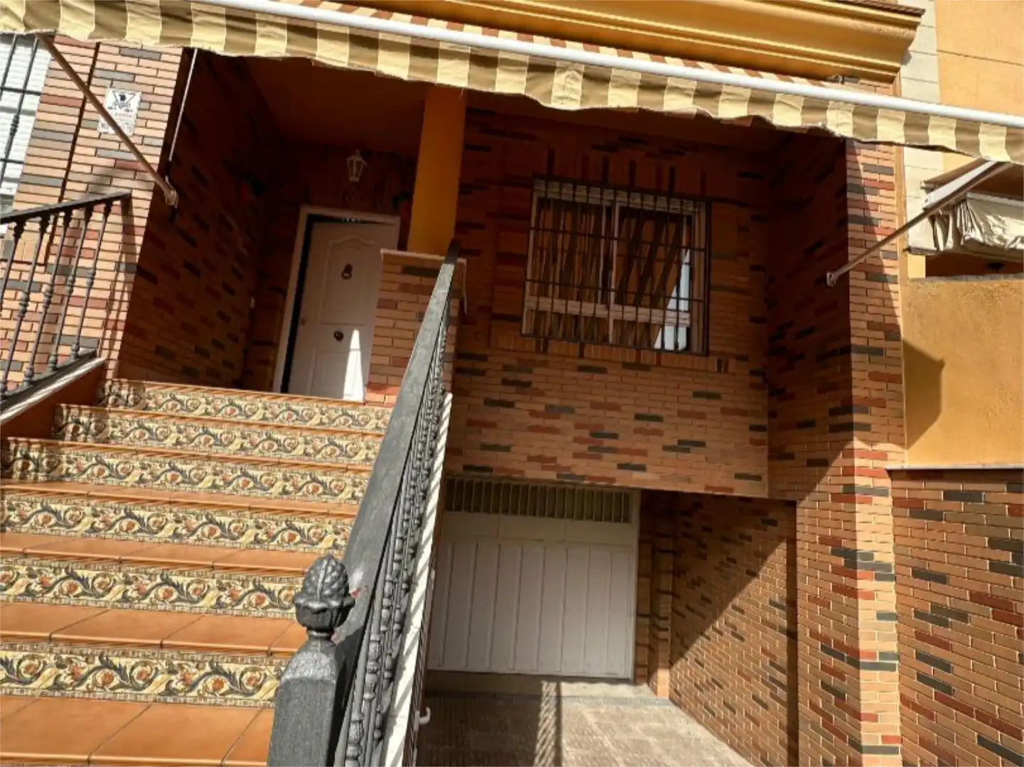 Casa adosada en venta en Calle Hortensia, 10, San Gonzalo Vista exterior de Casa adosada en venta en Linares con Aire acondicionado, Terraza y Balcón