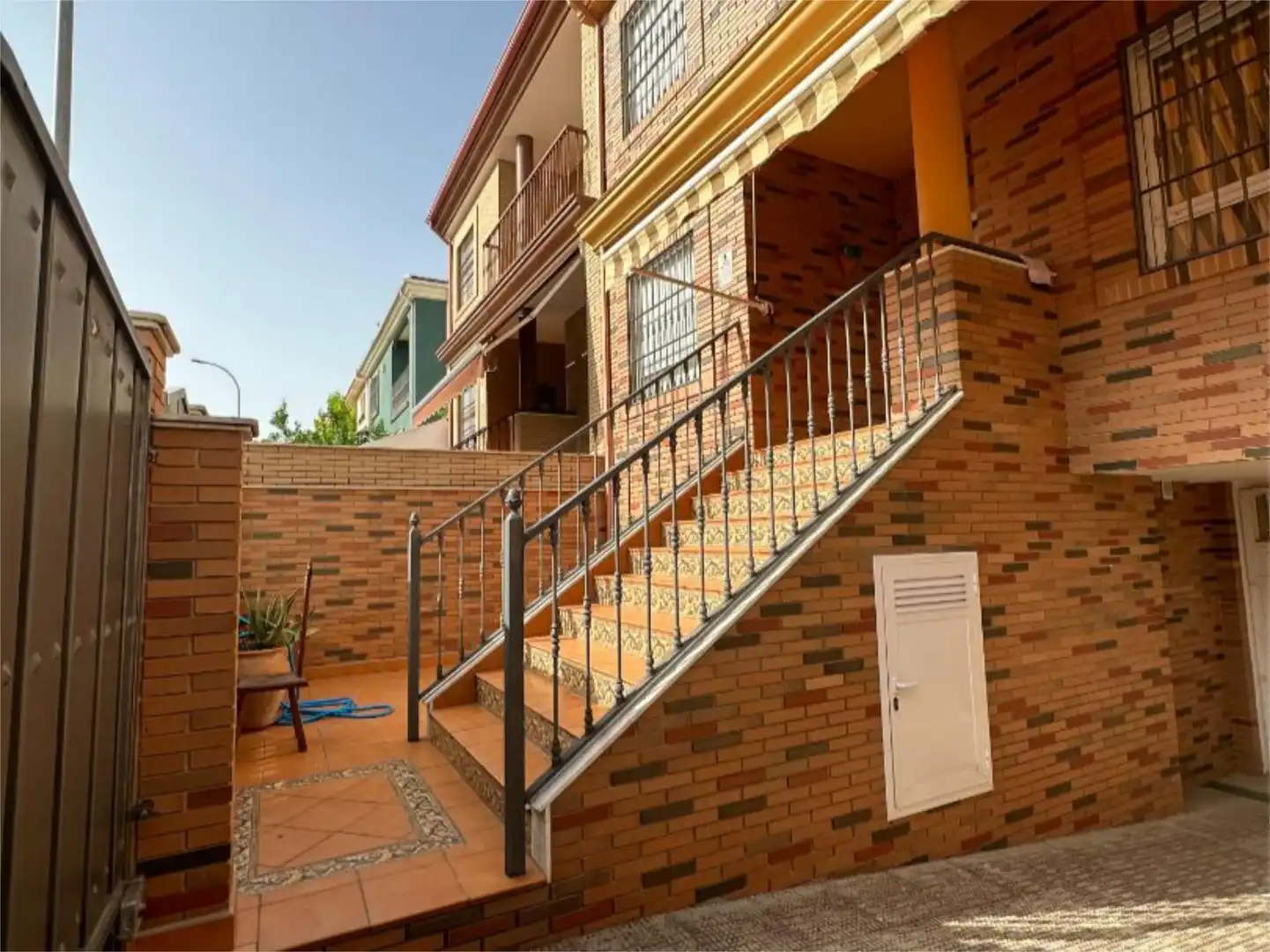Casa adosada en venta en Calle Hortensia, 10, San Gonzalo Vista exterior de Casa adosada en venta en Linares con Aire acondicionado, Terraza y Balcón