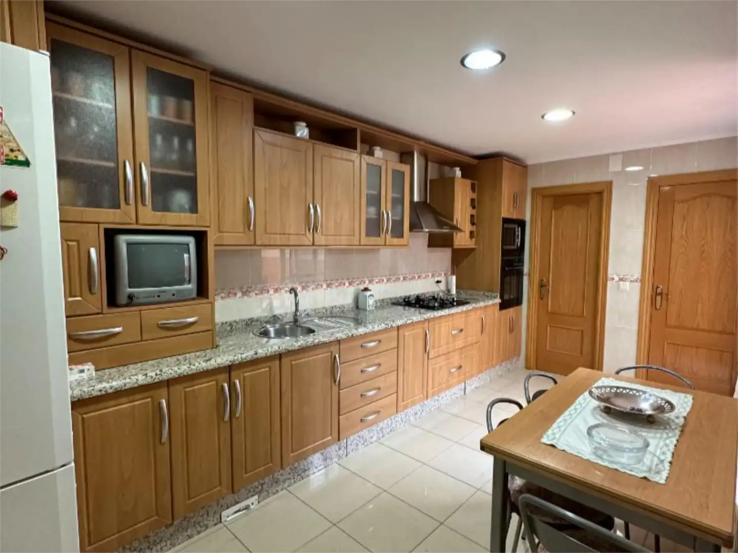 Casa adosada en venta en Calle Hortensia, 10, San Gonzalo Cocina de Casa adosada en venta en Linares con Aire acondicionado, Terraza y Balcón