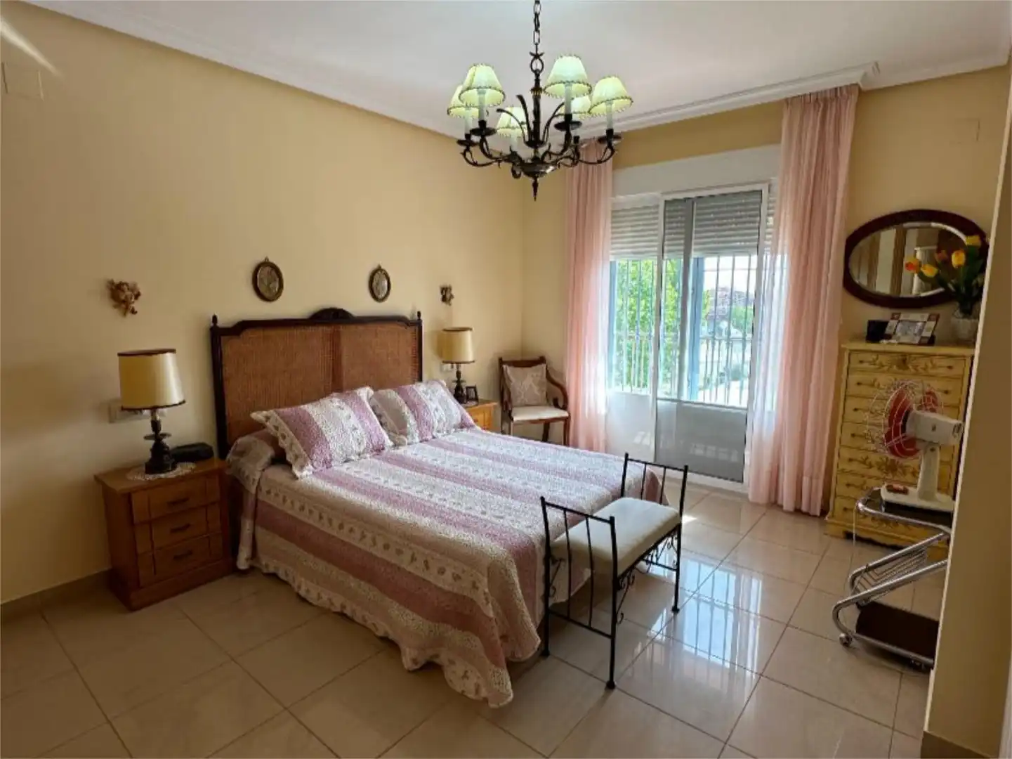 Casa adosada en venta en Calle Hortensia, 10, San Gonzalo Habitación de Casa adosada en venta en Linares con Aire acondicionado, Terraza y Balcón