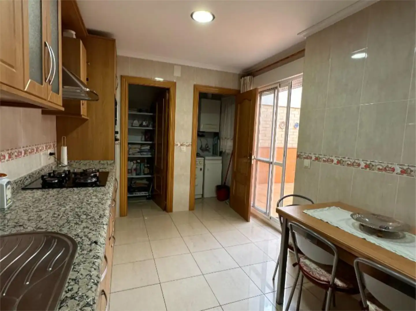 Casa adosada en venta en Calle Hortensia, 10, San Gonzalo Cocina de Casa adosada en venta en Linares con Aire acondicionado, Terraza y Balcón