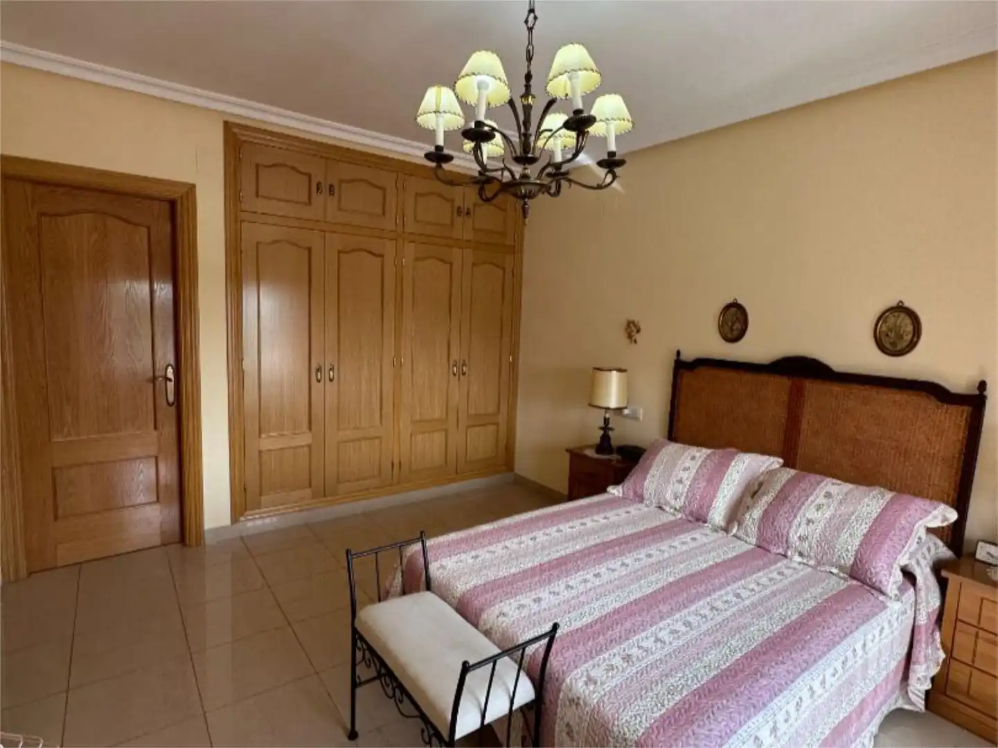Casa adosada en venta en Calle Hortensia, 10, San Gonzalo Habitación de Casa adosada en venta en Linares con Aire acondicionado, Terraza y Balcón