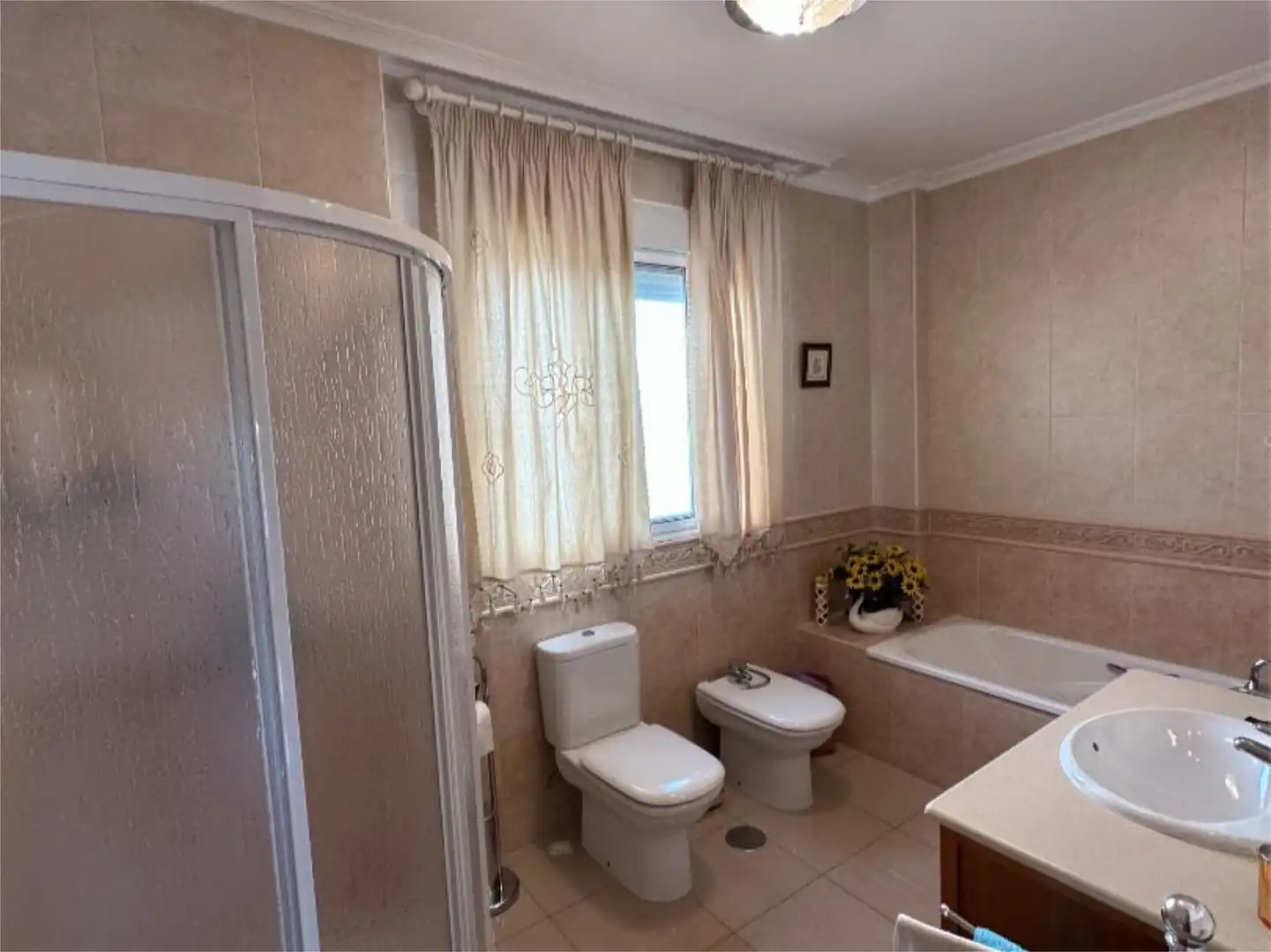 Casa adosada en venta en Calle Hortensia, 10, San Gonzalo Baño de Casa adosada en venta en Linares con Aire acondicionado, Terraza y Balcón