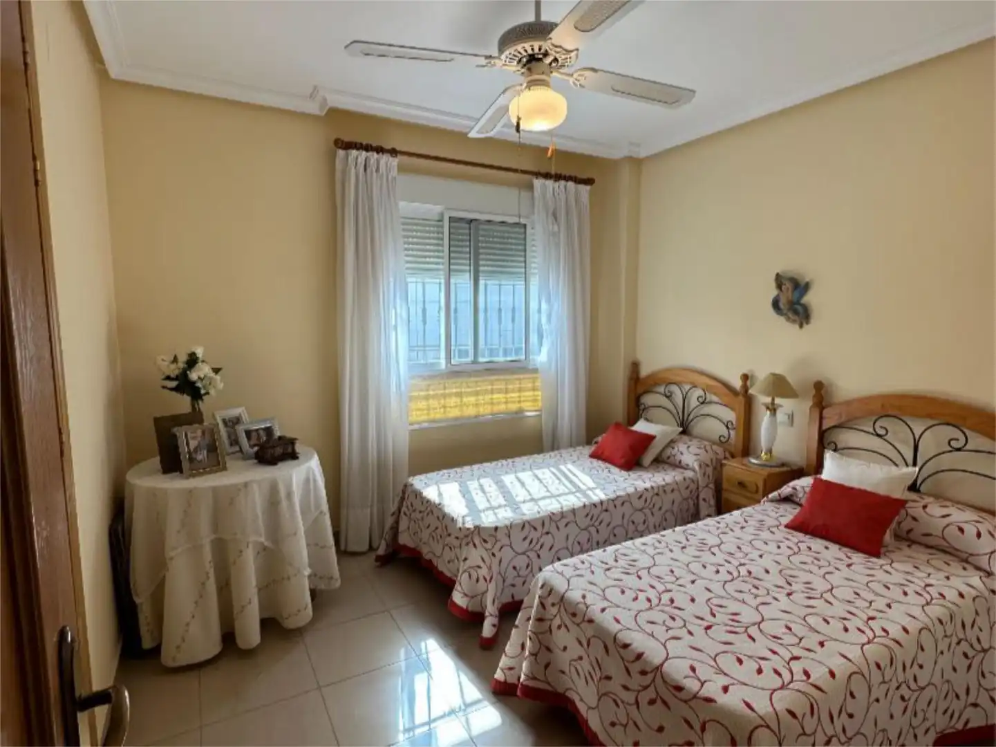 Casa adosada en venta en Calle Hortensia, 10, San Gonzalo Habitación de Casa adosada en venta en Linares con Aire acondicionado, Terraza y Balcón