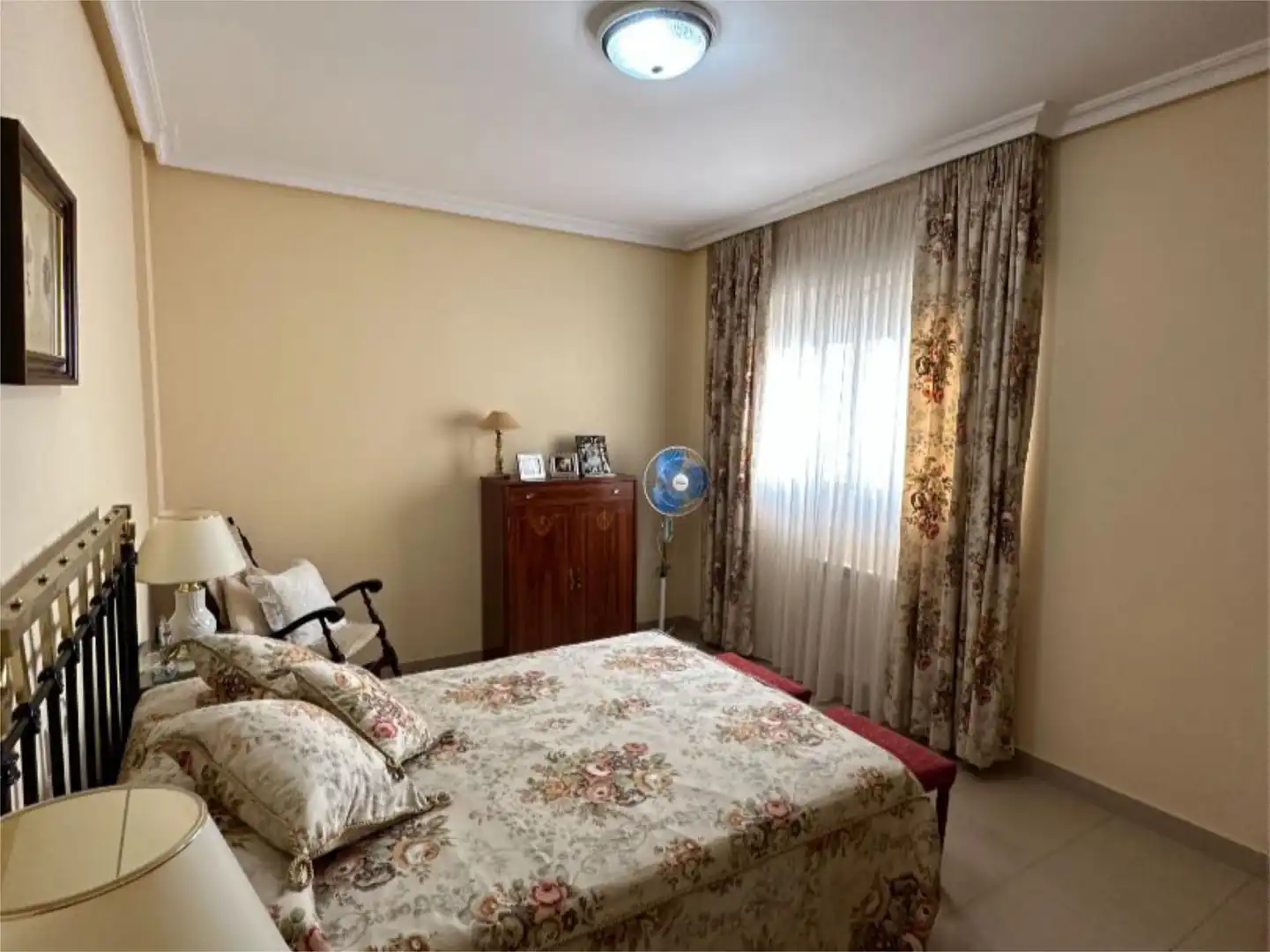 Casa adosada en venta en Calle Hortensia, 10, San Gonzalo Habitación de Casa adosada en venta en Linares con Aire acondicionado, Terraza y Balcón