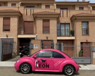 Vista exterior de Casa adosada en venda en Benavente amb Aire condicionat, Terrassa i Balcó