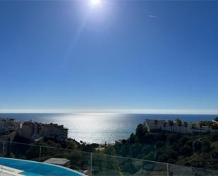 Vista exterior de Àtic en venda en Benalmádena amb Aire condicionat, Terrassa i Piscina