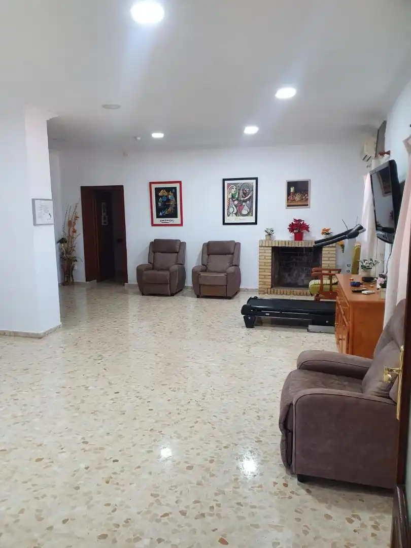 Habitación en Barrio San Rafael, 8, La Paz Sala de estar de Piso para compartir en Alcalá de Guadaira con Aire acondicionado, Calefacción y Jardín privado
