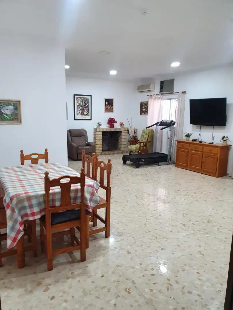 Habitación en Barrio San Rafael, 8, La Paz Sala de estar de Piso para compartir en Alcalá de Guadaira con Aire acondicionado, Calefacción y Jardín privado