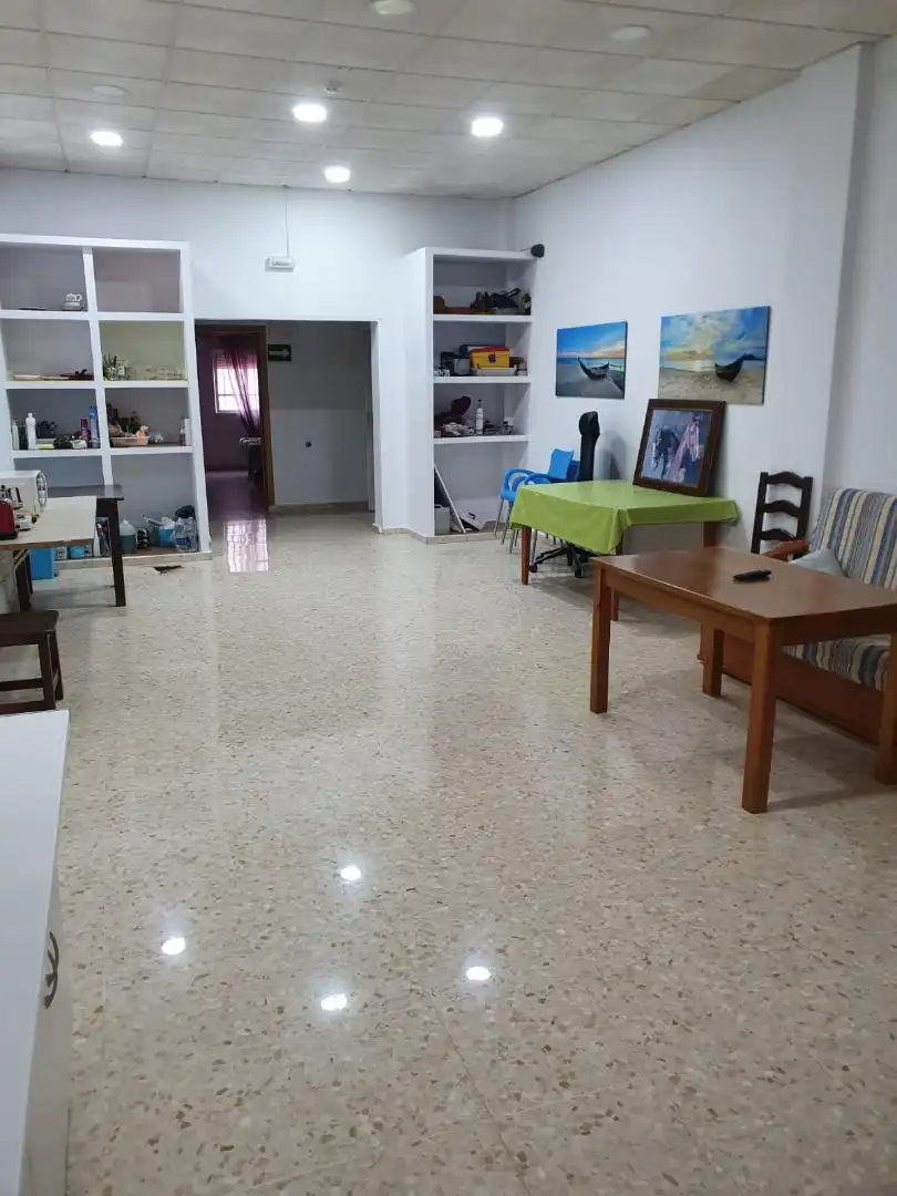 Habitación en Barrio San Rafael, 8, La Paz Sala de estar de Piso para compartir en Alcalá de Guadaira con Aire acondicionado, Calefacción y Jardín privado