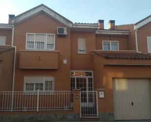 Vista exterior de Casa o xalet en venda en Illescas amb Aire condicionat, Terrassa i Balcó