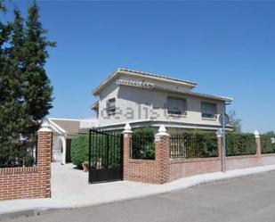 Vista exterior de Casa o xalet en venda en Fuensalida amb Terrassa i Piscina