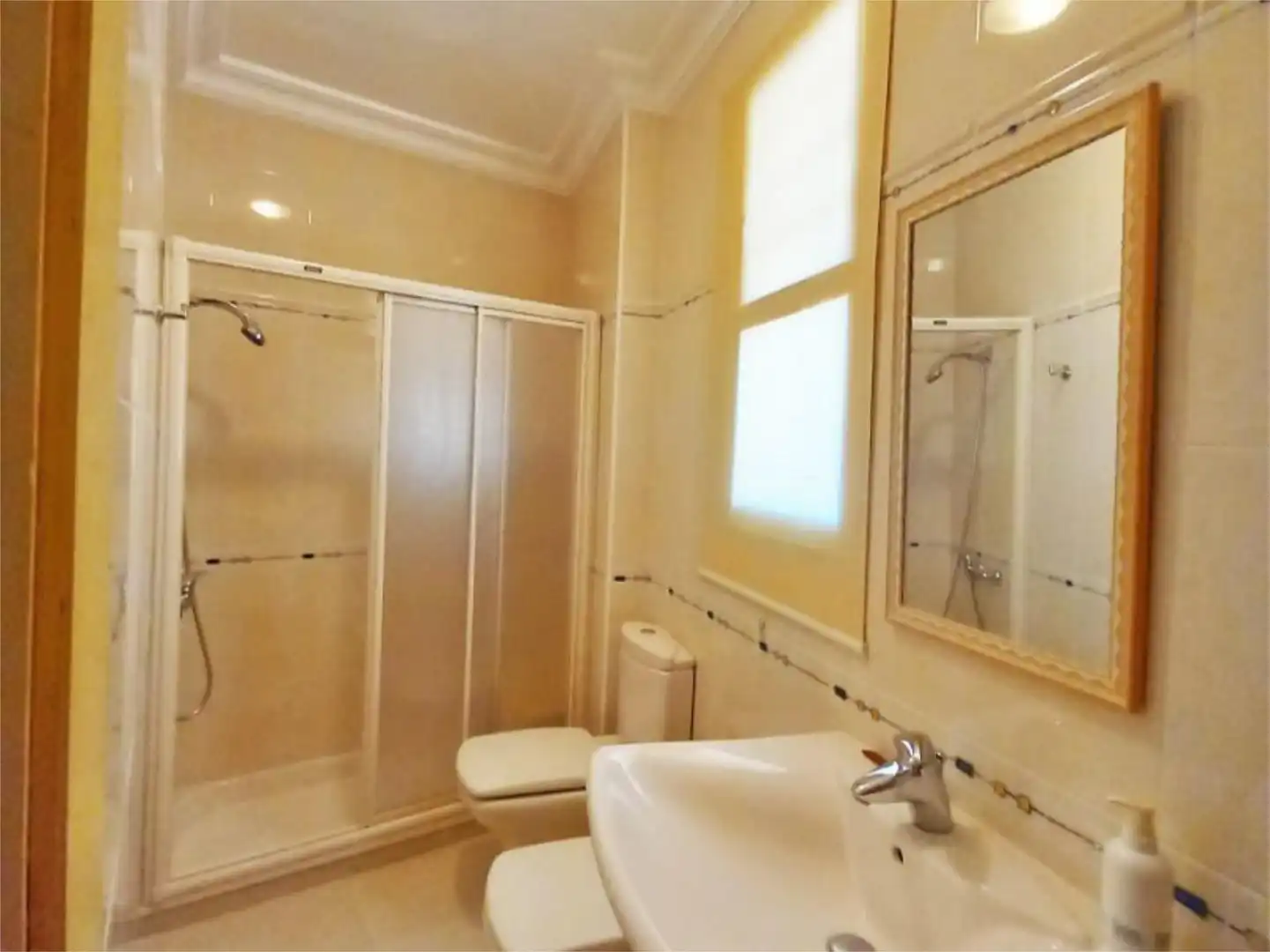 Piso en venta en Calle de Ruiz de Padrón, 2, San Sebastián de la Gomera Baño de Piso en venta en San Sebastián de la Gomera con Terraza, Trastero y Amueblado