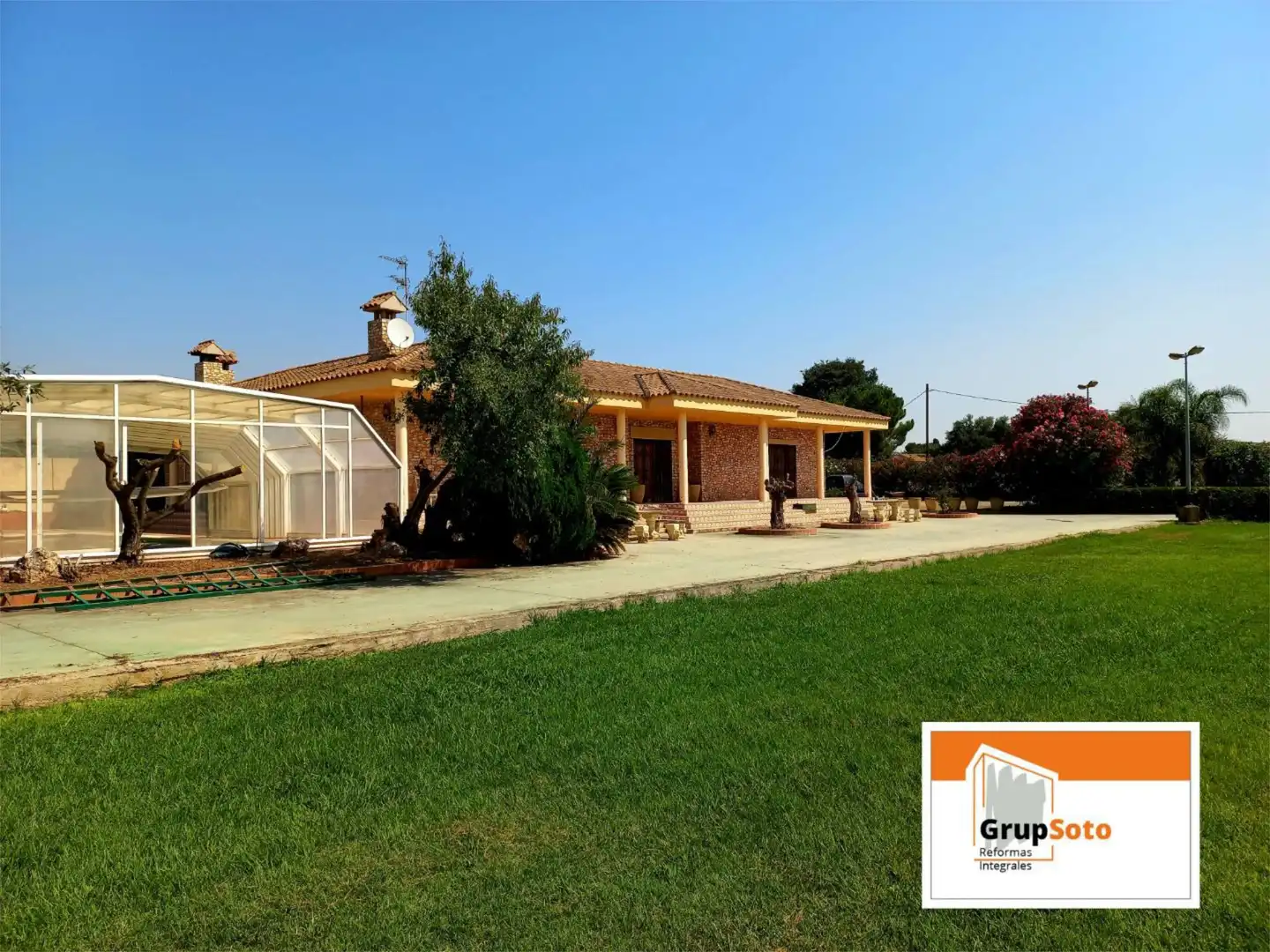 Jardí de Finca rústica en venda en Santa Oliva amb Aire condicionat, Terrassa i Piscina