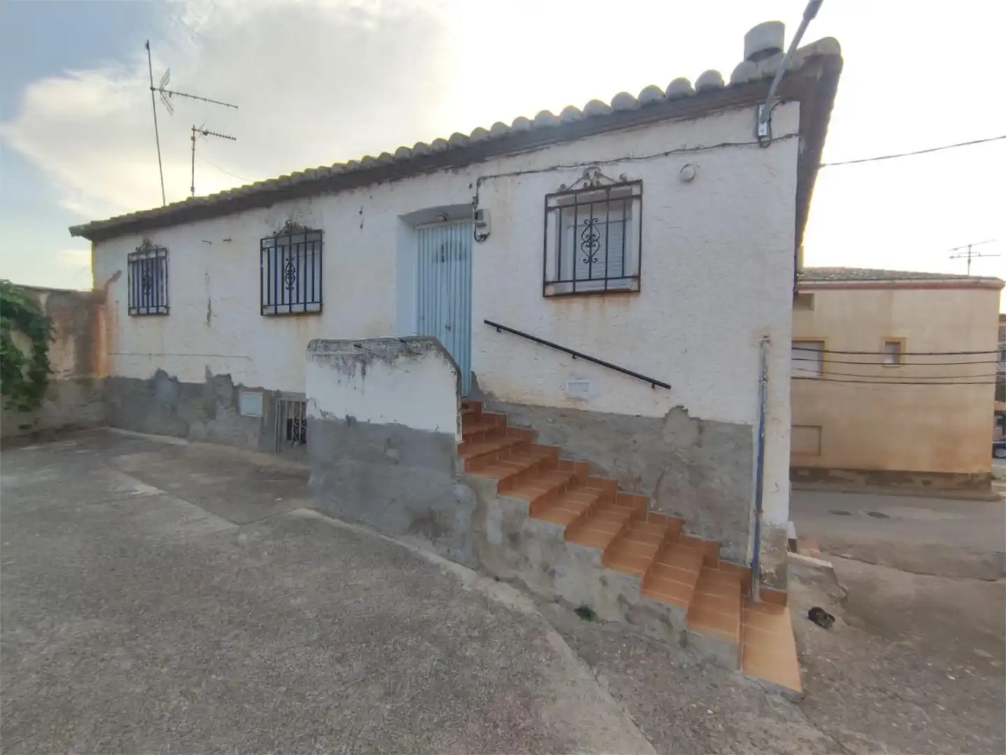 Casa adosada en venda a Calle el Belimbre, 7, Santa María de Huerta Vista exterior de Casa adosada en venda en Santa María de Huerta amb Jardí privat i Parquet