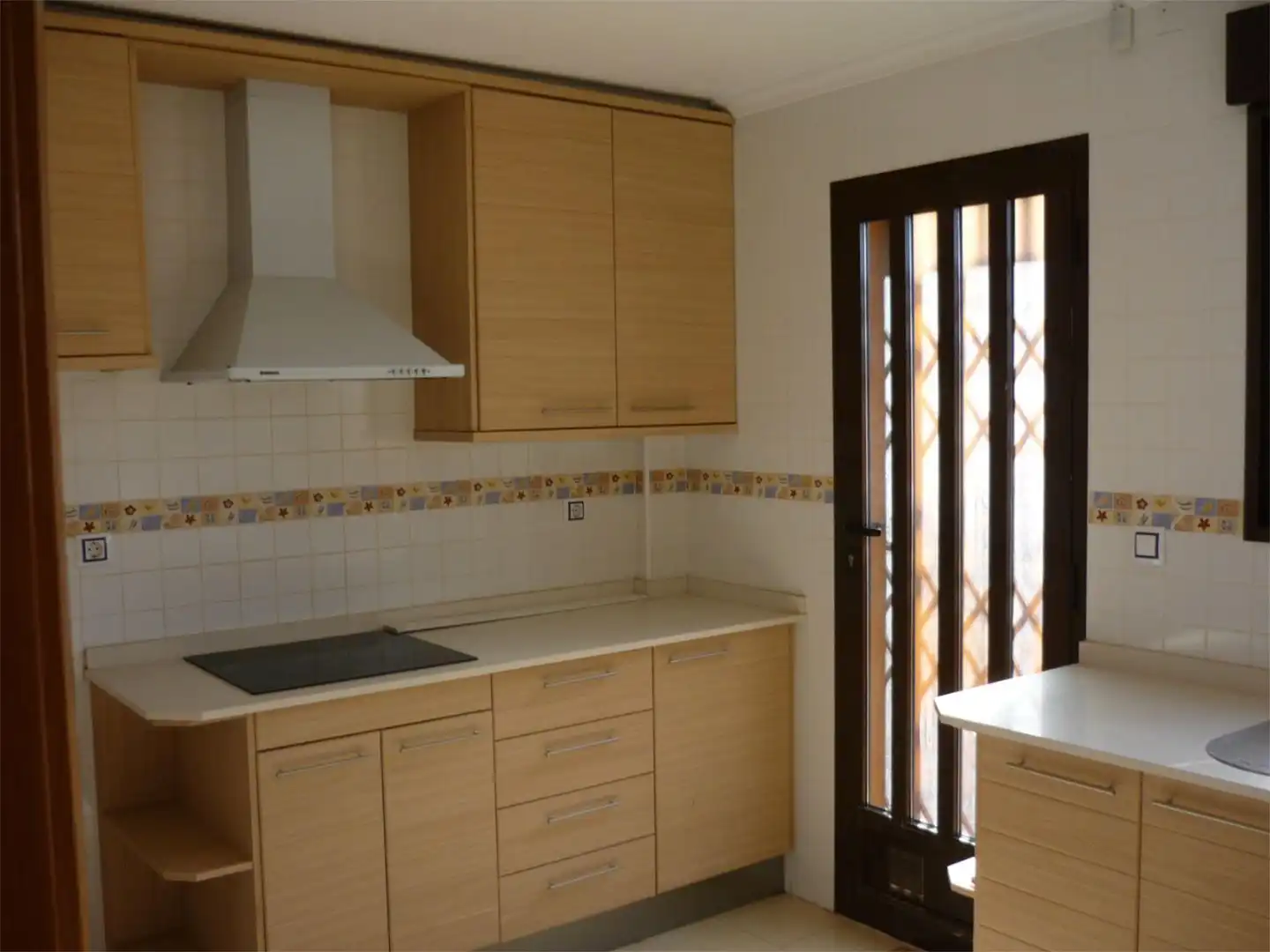 Dúplex en venta en Avenida Asociación Victimas del Terrorismo, 28, Parque Acuático - Sector 25 Cocina de Dúplex en venta en Torrevieja con Terraza, Piscina y Amueblado