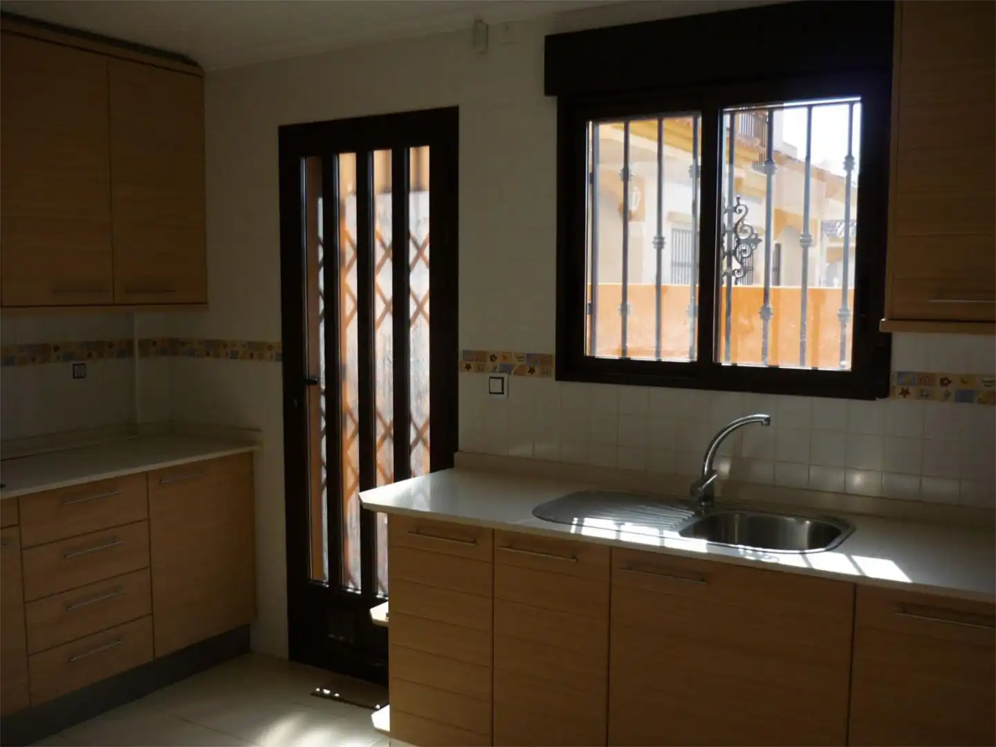 Dúplex en venta en Avenida Asociación Victimas del Terrorismo, 28, Parque Acuático - Sector 25 Cocina de Dúplex en venta en Torrevieja con Terraza, Piscina y Amueblado