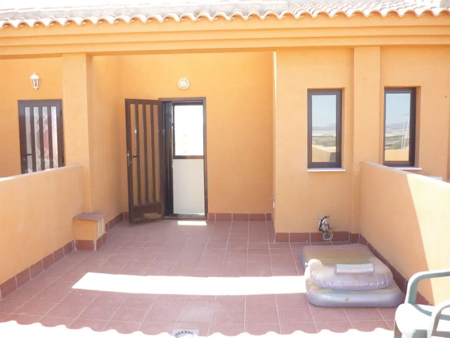 Dúplex en venta en Avenida Asociación Victimas del Terrorismo, 28, Parque Acuático - Sector 25 Dúplex en venta en Torrevieja con Terraza, Piscina y Amueblado