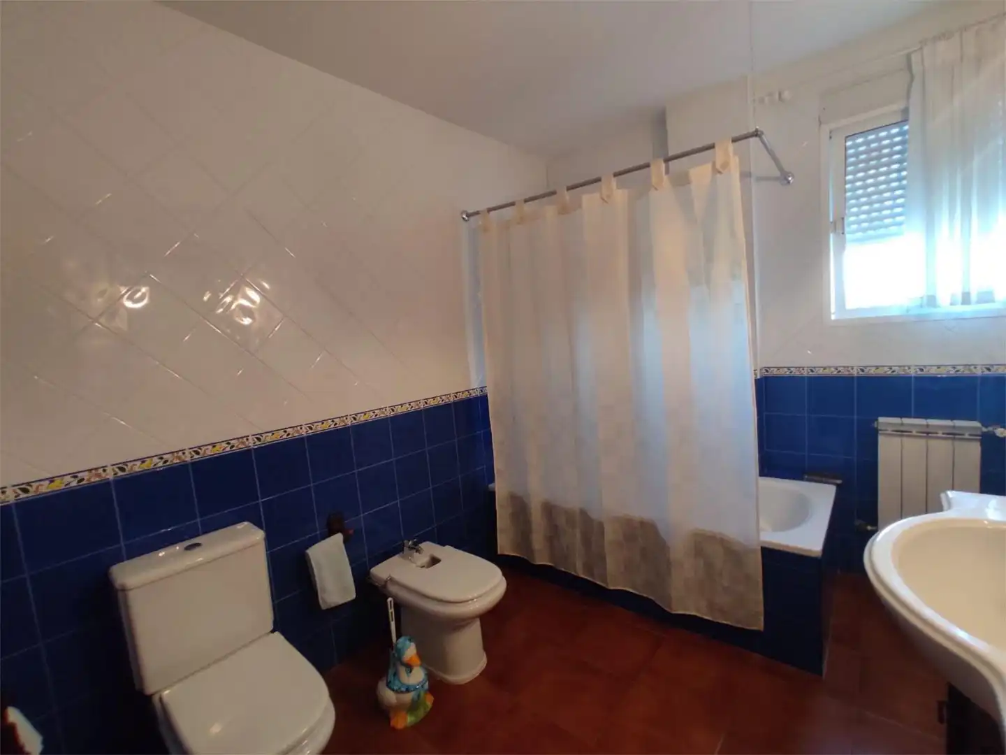 Casa o xalet en venda a Calle L, 5, San Roque - La Cruz - La Rozuela Bany de Casa o xalet en venda en Linares amb Calefacció, Jardí privat i Terrassa