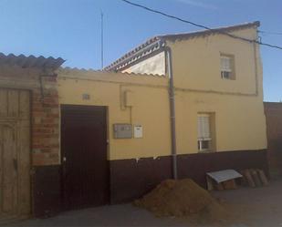 Exterior view of Single-family semi-detached for sale in Burganes de Valverde