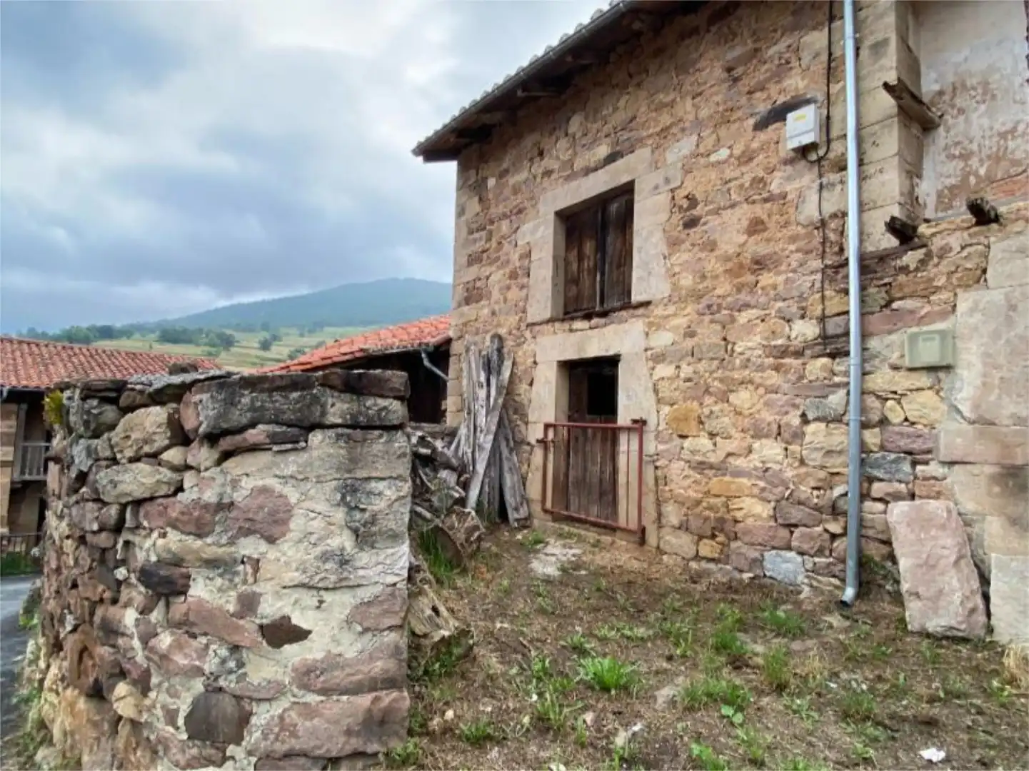 Vista exterior de Casa o xalet en venda en Peñarrubia amb Balcó