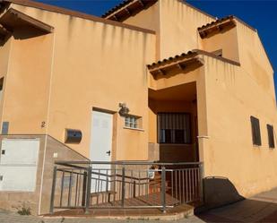 Vista exterior de Casa adosada en venda en Mota del Cuervo amb Aire condicionat, Terrassa i Balcó