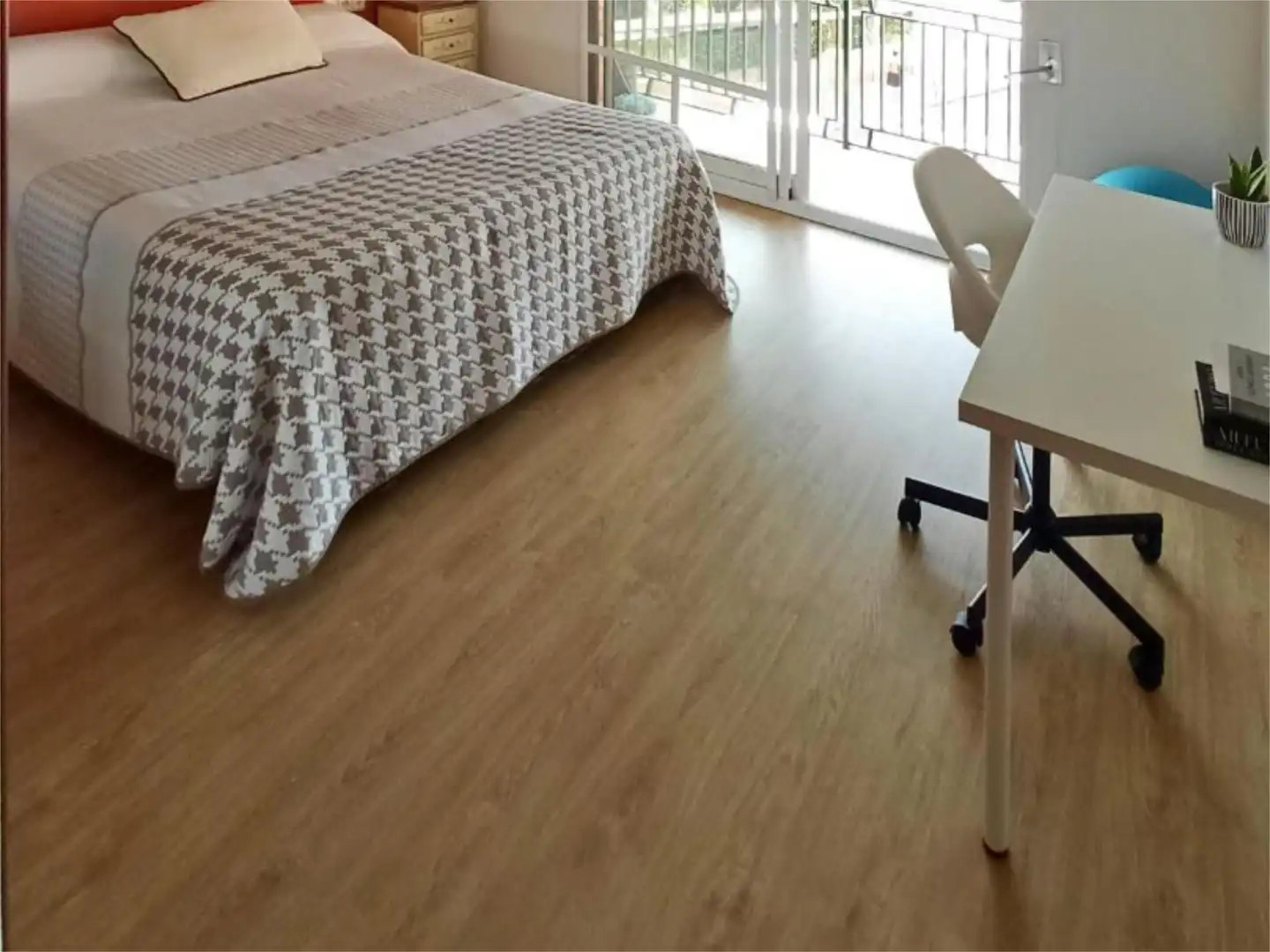 Habitació a Carrer de Joaquin Navarro, 2, L'Eixereta Dormitori de Pis per a compartir en Burjassot amb Parquet, Moblat i Balcó