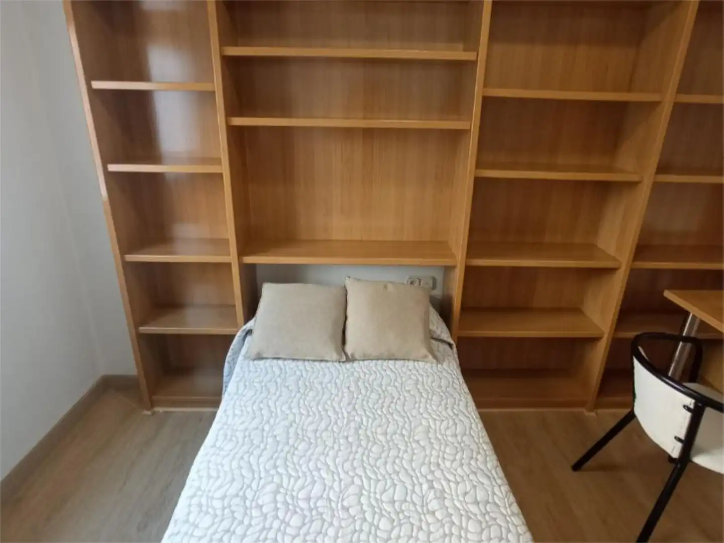 Habitació a Carrer de Joaquin Navarro, 2, L'Eixereta Dormitori de Pis per a compartir en Burjassot amb Parquet, Moblat i Balcó
