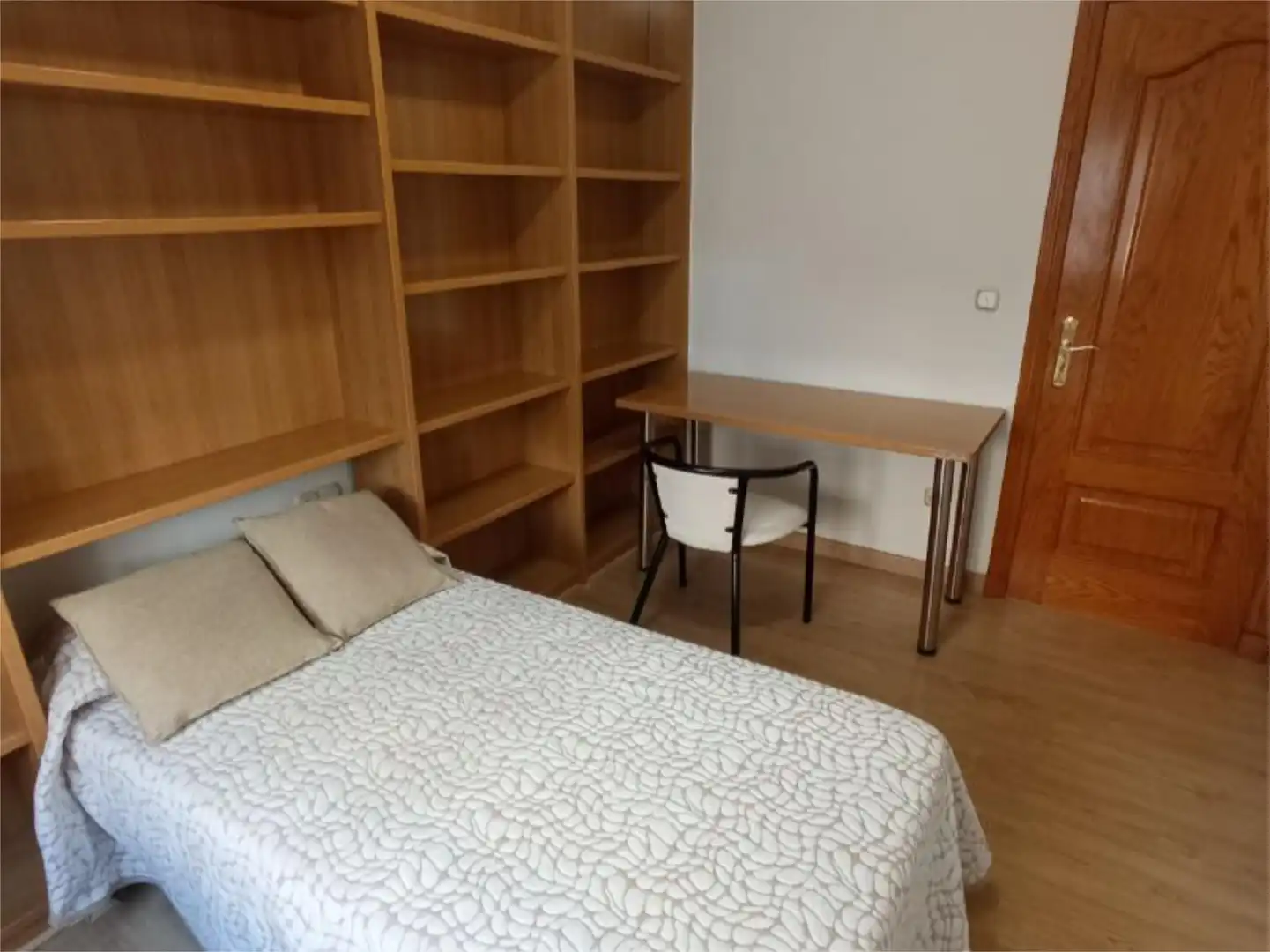 Habitació a Carrer de Joaquin Navarro, 2, L'Eixereta Dormitori de Pis per a compartir en Burjassot amb Parquet, Moblat i Balcó
