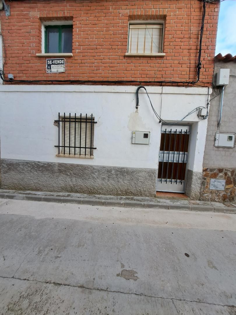 Vista exterior de Casa adosada en venda en Espinoso del Rey amb Traster