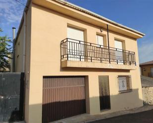 Vista exterior de Casa adosada en venda en Fuentelencina amb Terrassa