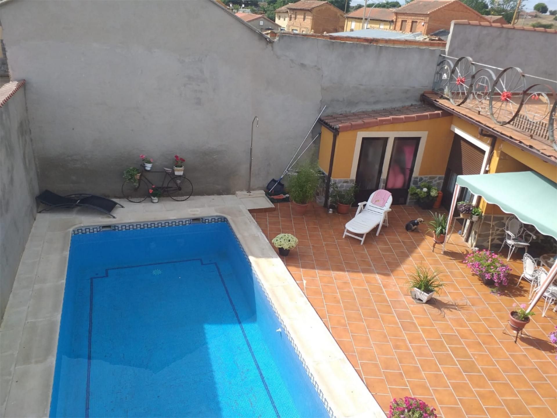 Swimming pool of Single-family semi-detached for sale in Santa Elena de Jamuz  with Heating, Parquet flooring and Terrace